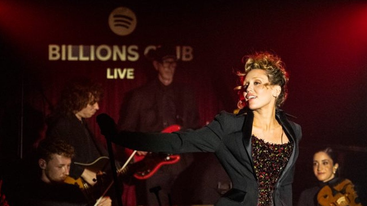 Billions Club Live with Miley Cyrus: A Concert Film Movie Screenshot 2